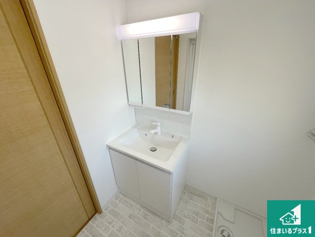 神戸市西区桜が丘　中古一戸建ての独立洗面台|清潔感のある洗面台です。フラットな鏡は掃除がしやすく毎日清潔！鏡裏には収納があるのでスッキリとした洗面台が保てます。