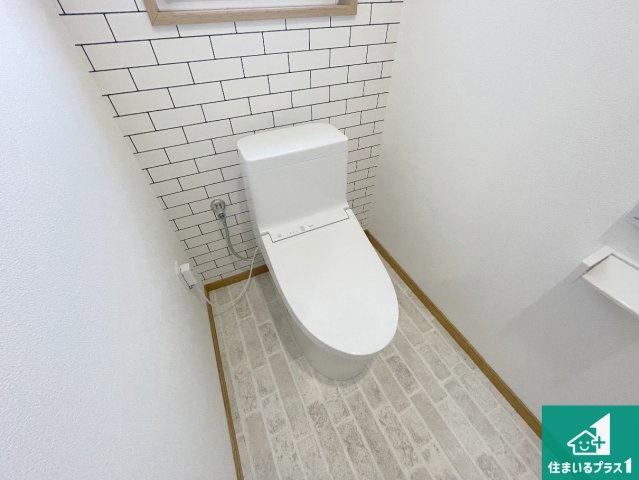 神戸市西区桜が丘　中古一戸建てのトイレ|1・2階の2ヶ所にあるので、朝の忙しい時間の順番待ちもなく、深夜の利用にも大変便利です。