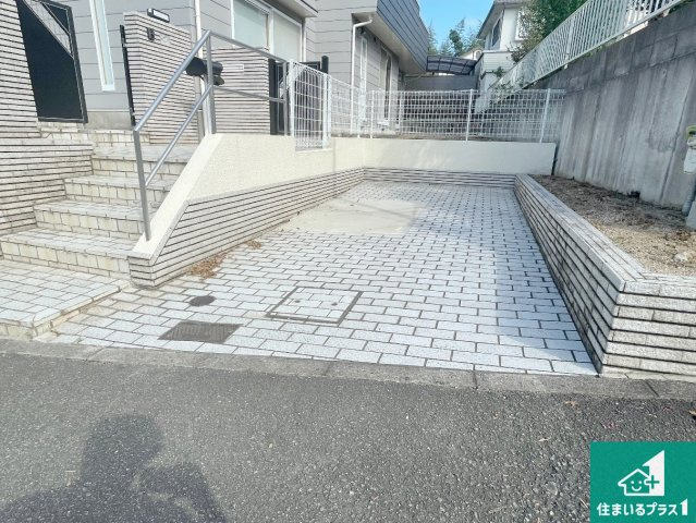 神戸市西区桜が丘　中古一戸建ての駐車場|駐車スペース！散水栓があるので、こまめに愛車を洗えます！