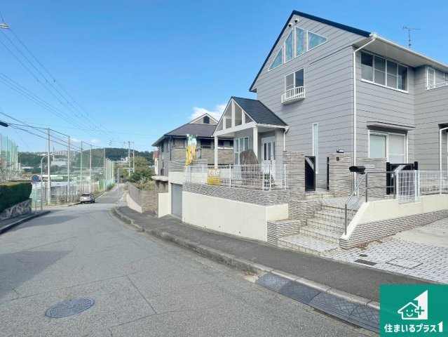 神戸市西区桜が丘　中古一戸建ての前面道路含む現地写真|周辺は閑静な住宅街！前面道路広々で車の出し入れも便利です。駐車が苦手な方でも安心して車庫入れできます！