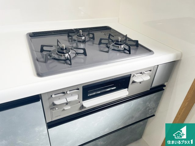 神戸市西区桜が丘　中古一戸建ての設備|ダブル高火力Ｓｉセンサー付きコンロ！３口あるので、まとめて料理をする時も大活躍！