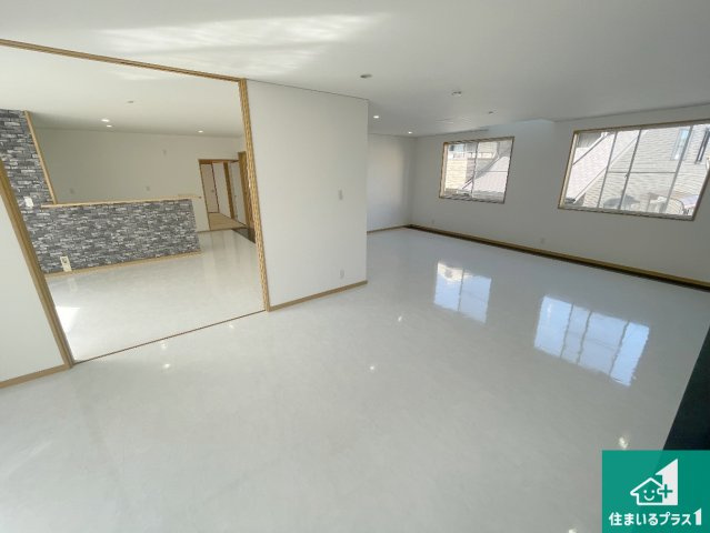 神戸市西区桜が丘　中古一戸建ての居間・リビング|日当たり良好の明るいリビングで朝の目覚めもスッキリできそう！対面キッチンでご家族のコミュニケーションも自然と増える設計！小さなお子様が遊ぶスペースを作っても広々とくつろげるLDK！