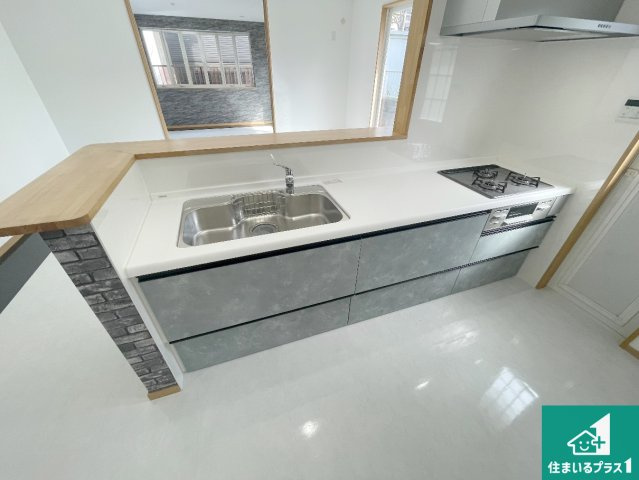 神戸市西区桜が丘　中古一戸建てのキッチン|子供を見守りながらお料理が出来るため家族のコミュニケーションか増えます♪スペースが広く確保されている為お子様が大きくなったときは一緒に料理を楽しめます♪