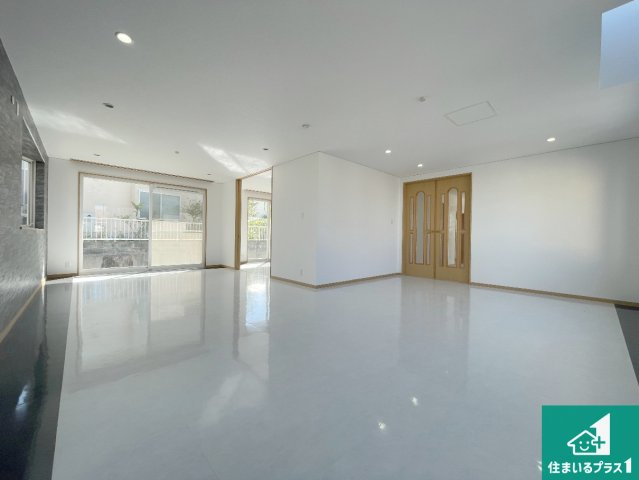 神戸市西区桜が丘　中古一戸建ての居間・リビング|明るいリビングで朝の目覚めもスッキリできそう！対面キッチンでご家族のコミュニケーションも自然と増える設計！小さなお子様が遊ぶスペースを作っても広々とくつろげるLDK！