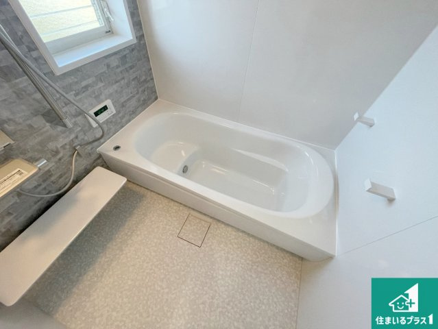 神戸市西区桜が丘　中古一戸建ての浴室|足をゆったり伸ばして寛げる浴槽です。窓が設けられていますので差し込む光が明るく穏やかな雰囲気にしてくれます♪浴室乾燥機も設置しているので、雨の日の洗濯物も安心です♪