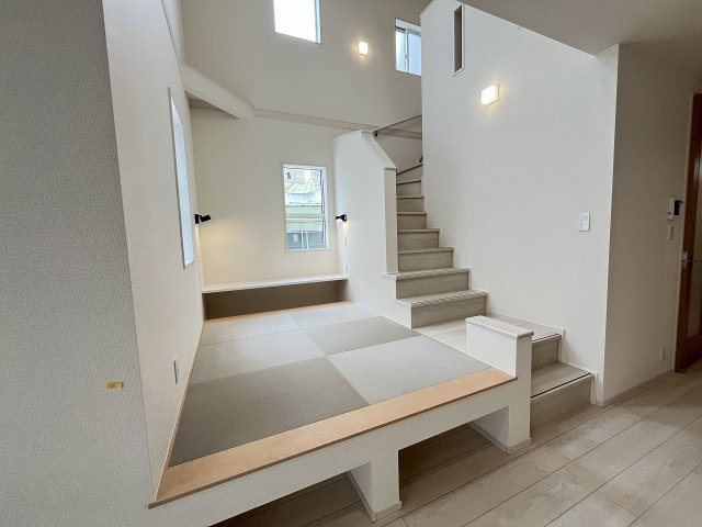 【居間・リビング】 | 福岡市南区柏原1丁目　1号棟（全1棟）【仲介手数料無料・0円】 | 施工例。施工例は完成時と異なる場合があります。