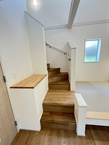 【内装】 | 福岡市南区柏原1丁目　1号棟（全1棟）【仲介手数料無料・0円】 | 現地写真。2階へ上がる階段です。手摺もついて安全ですね。