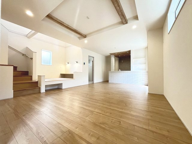 【居間・リビング】 | 福岡市南区柏原1丁目　1号棟（全1棟）【仲介手数料無料・0円】 | 現地写真。リビングです。