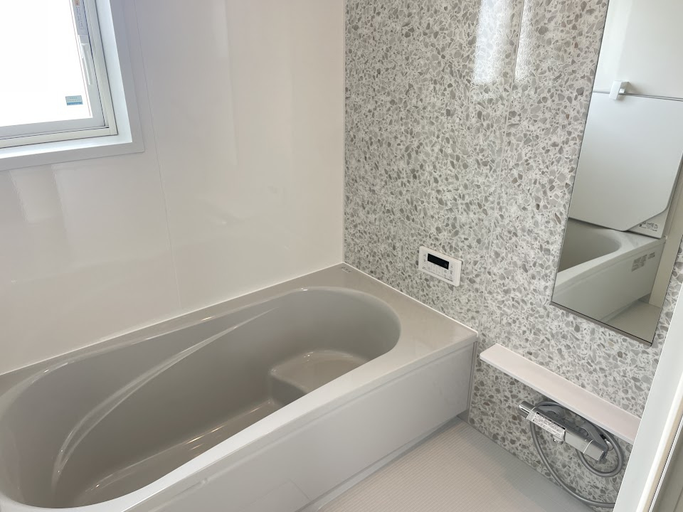 東根市羽入【新築建売】平屋の浴室|広々浴室は、ゆったりとくつろいで疲れを癒す空間です。
