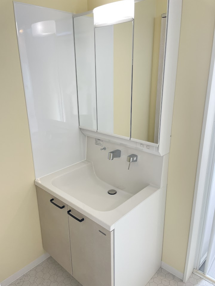 東根市羽入【新築建売】平屋の独立洗面台|三面鏡の洗面台は、スタイリッシュなだけでなく収納力もあります。