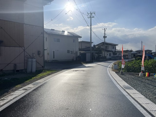 東根市羽入【新築建売】平屋の前面道路含む現地写真|前面道路
