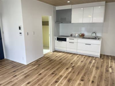 【居間・リビング】 | 東根市羽入【新築建売】平屋 | リビングは広々です。家族の団欒の場として家庭を包みます。