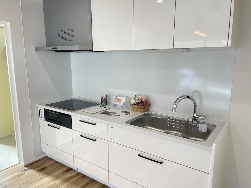 東根市羽入【新築建売】平屋のキッチン|広々ワイドなキッチンは料理がしやすく快適です。