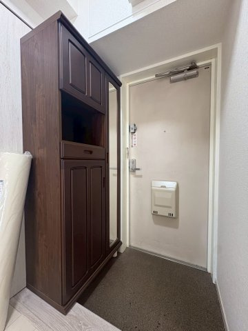 多摩市馬引沢２丁目の賃貸マンションの玄関