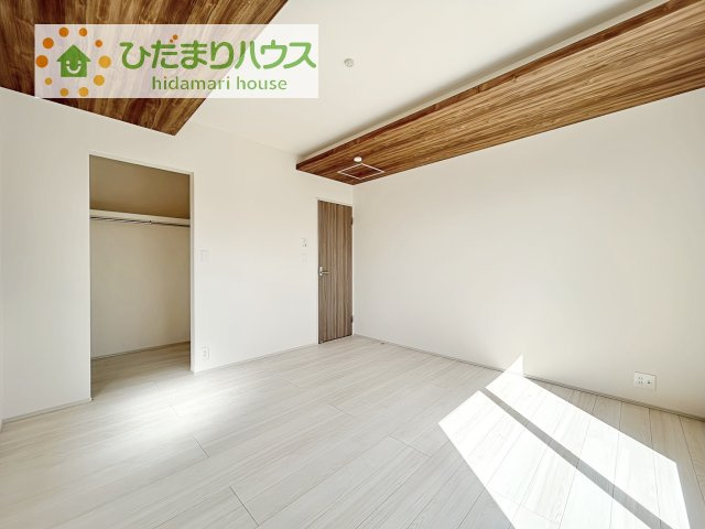 【寝室】 | 牛久市さくら台1丁目4期　新築戸建　2号棟 | 広めの主寝室は、ベッドの他にもパソコンデスクやドレッサーなども置けちゃいます(*^-^*)