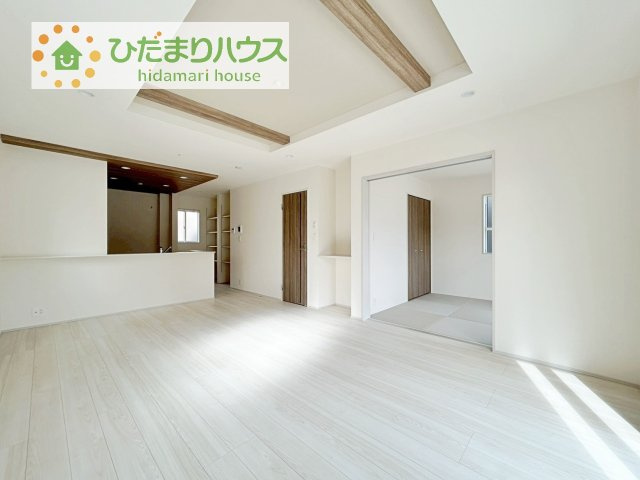 【寝室】 | 牛久市さくら台1丁目4期　新築戸建　2号棟 | リビングの大きな窓からは、暖かな日の光が降り注ぎます・・・