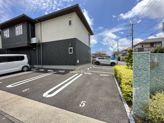 シャーメゾン チェラーグの駐車場