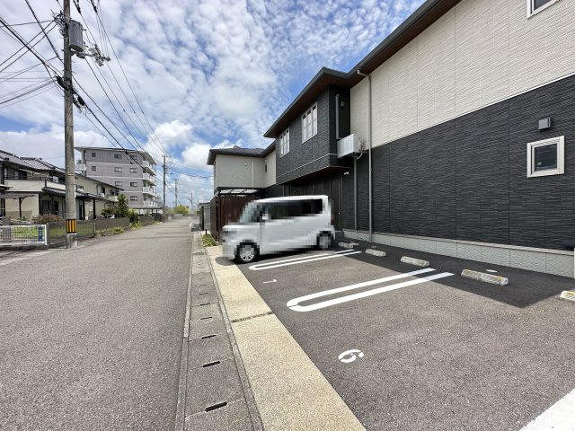シャーメゾン チェラーグの駐車場