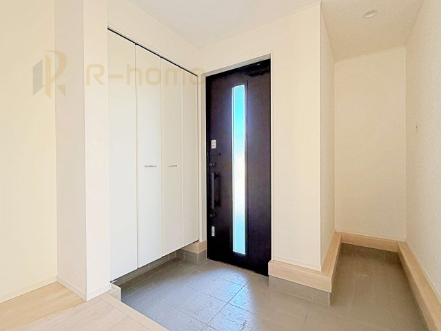 筑西市井上第1　新築戸建て　1号棟の玄関|気持ちよくご家族やゲストを送迎できる穏やかな雰囲気の玄関♪大きな下駄箱で玄関廻りスッキリ♪