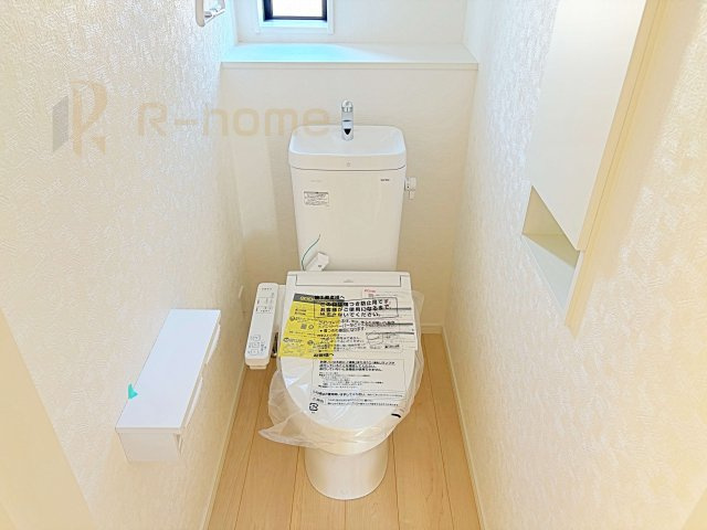 筑西市井上第1　新築戸建て　1号棟のトイレ|温水洗浄便座付きのトイレ。
トイレが２ヵ所設置で朝の忙しい時間でも安心です。