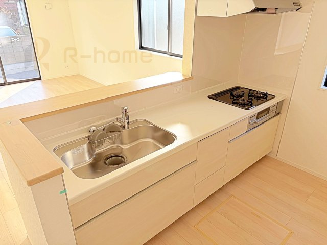 筑西市井上第1　新築戸建て　1号棟のキッチン|料理をしながら家族とコミュニケーションが取れる対面式システムキッチン。