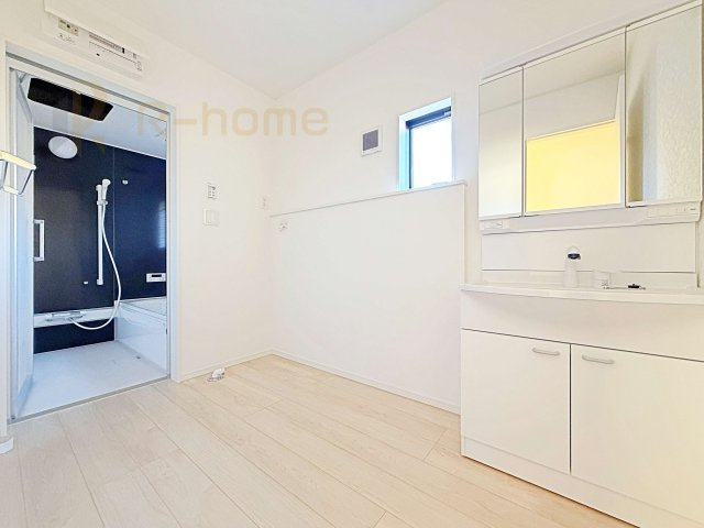 筑西市井上第1　新築戸建て　1号棟の洗面所|清潔感溢れる洗面台は嬉しい三面鏡付き。洗剤や歯ブラシなどもすっきり収納できます♪