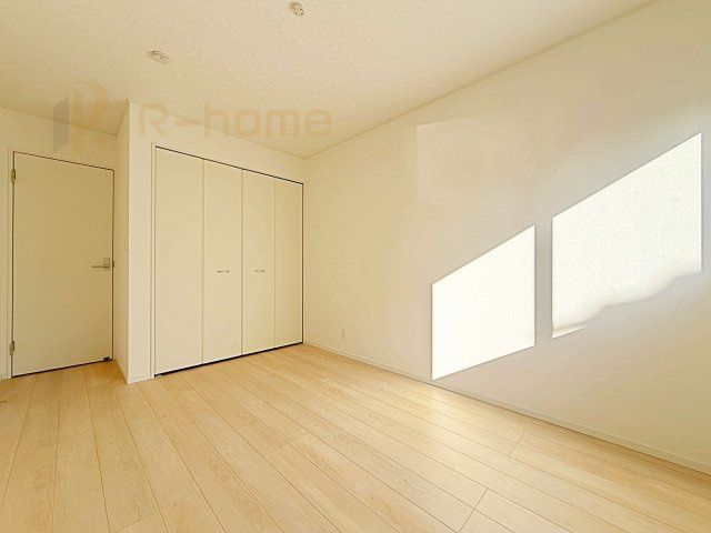 筑西市井上第1　新築戸建て　1号棟の洋室|どんな部屋家具も合わせやすいシンプルな洋室！
たっぷりの日差しと心地よい風が舞い込む住まい♪