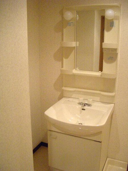 マリ村の玄関|独立洗面化粧台もありますよ★