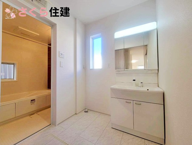 ハートフルタウン　今泉新町267番の内観：施工例|同社施工物件の写真です。３面鏡の裏にはたっぷりと収納スペースを標準装備！											
