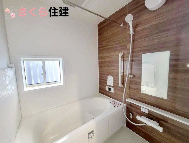 ハートフルタウン　今泉新町267番の浴室|雨の日や湿気の多い梅雨時期などに重宝する浴室暖房乾燥機付きです。						

