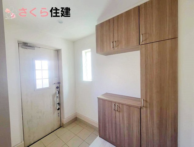 ハートフルタウン　今泉新町267番の玄関|天井まである靴箱で家族全員分の靴も収納が可能です◎