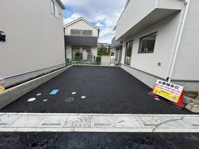 三郷市戸ケ崎３丁目新築戸建【戸ヶ崎小学校：5分】の駐車場|2号棟駐車スペース・並列2台駐車可