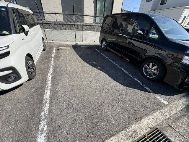 明石大窪住宅4号棟の駐車場