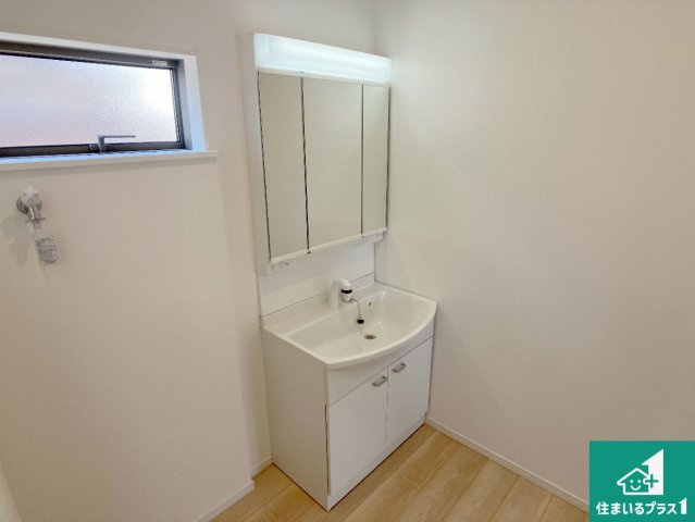 姫路市勝原区山戸　第4期　新築一戸建ての独立洗面台|清潔感のある洗面台です。フラットな鏡は掃除がしやすく毎日清潔！鏡裏には収納があるのでスッキリとした洗面台が保てます。