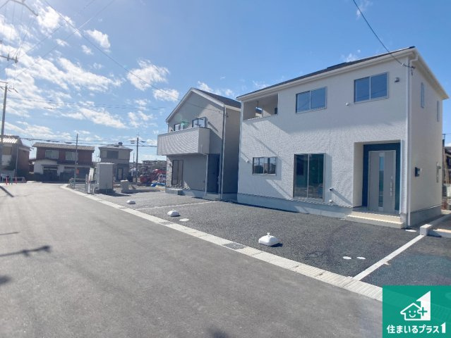 姫路市勝原区山戸　第4期　新築一戸建ての前面道路含む現地写真|周辺は閑静な住宅街！前面道路広々で車の出し入れも便利です。駐車が苦手な方でも安心して車庫入れできます！