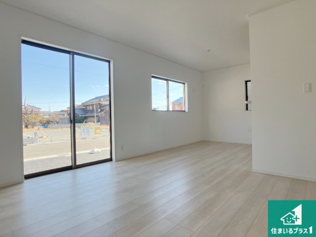 姫路市勝原区山戸　第4期　新築一戸建ての居間・リビング|日当たり良好の明るいリビングで朝の目覚めもスッキリできそう！対面キッチンでご家族のコミュニケーションも自然と増える設計！小さなお子様が遊ぶスペースを作っても広々とくつろげるLDK！