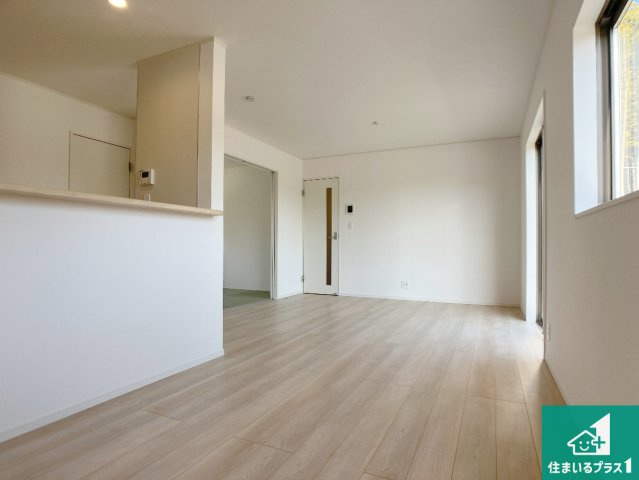 姫路市勝原区山戸　第4期　新築一戸建ての居間・リビング|子供を見守りながらお料理が出来るため家族のコミュニケーションか増えます♪スペースが広く確保されている為お子様が大きくなったときは一緒に料理を楽しめます♪