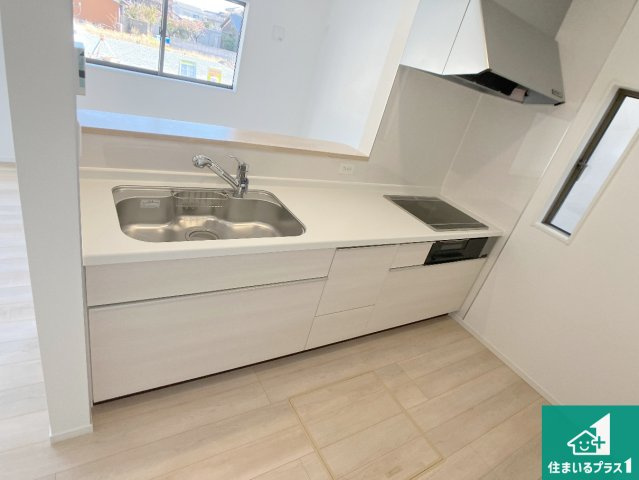 姫路市勝原区山戸　第4期　新築一戸建てのキッチン|リビングと統一感があり、使い勝手のいいキッチン。広々としているので、二人並んで作業が出来ちゃいます。お子様と一緒に色々なお料理に挑戦できるスペースがあります。