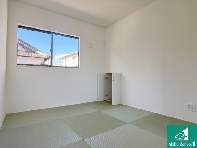 姫路市勝原区山戸　第4期　新築一戸建ての和室|一室あると便利な和室は客間としてだけでなく、小さなお子様のプレイルームや食後のくつろぎスペースとしてもご利用いただけます。収納もついていますので大活躍間違いなし！