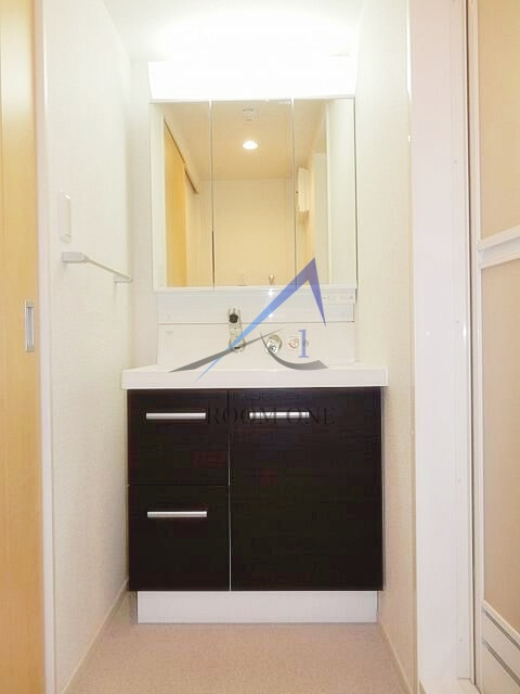 スウィート　パピヨンの洗面所|独立洗面台です。