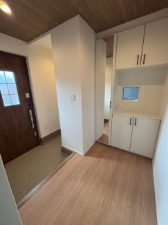 【玄関】 | 廿日市市阿品3丁目（阿品駅徒歩8分！）全2区画　NO2【50坪】 | シューズボックスが設置されており、家族の靴がスッキリ収納できます☆