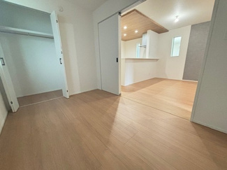 【洋室】 | 廿日市市阿品3丁目（阿品駅徒歩8分！）全2区画　NO2【50坪】 | 1階　16帖リビングにつながる洋室☆収納付きでお部屋がスッキリ広く使えます☆