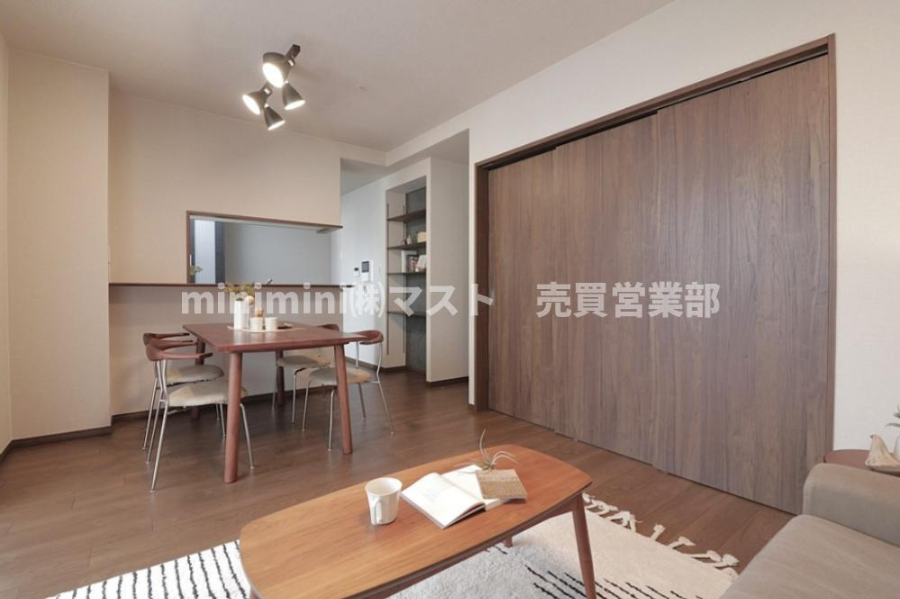 セザール平野の居間・リビング|◆リビングに隣接している洋室の引き戸を開ければ広々としたスペースになります。
