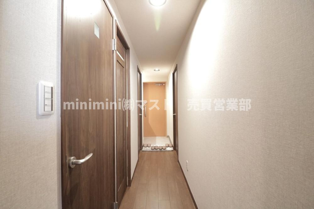 セザール平野の玄関|◆ゆったりとした廊下設計で、室内の移動もスムーズ。生活動線に配慮された間取りです♪