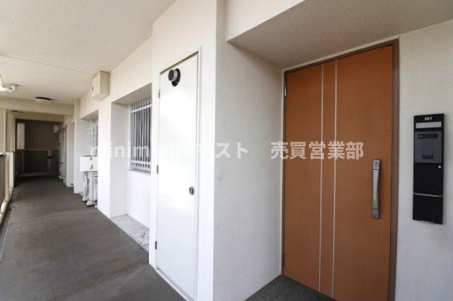 セザール平野のその他|◆玄関が直接見えにくい構造で、訪問者の視線や人通りが気になりません♪