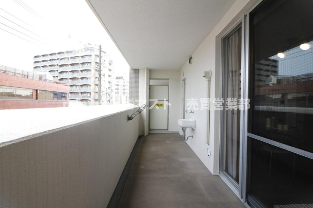 セザール平野のバルコニー|◆南向きで日当り良好！広々としたバルコニーは洗濯物もよく乾き、ガーデニングスペースとしても魅力的です♪
