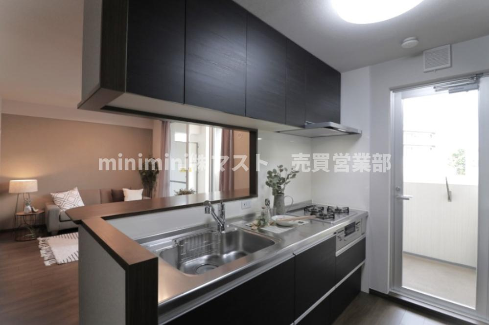 セザール平野のキッチン|◆窓付きのキッチンです！換気がしやすく、お料理の匂いや煙がリビングに広がりにくくなります♪
