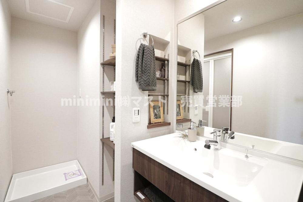 セザール平野の独立洗面台|◆洗面室には収納スペースを確保。日用品やタオル類を整理整頓でき、毎日の家事もスムーズに♪
