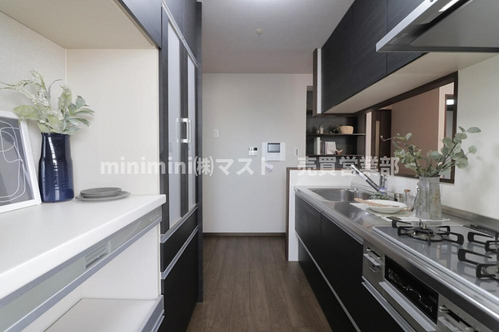 セザール平野のキッチン|◆スタイリッシュなカウンターキッチンです。小さなお子様を安心して遊ばせながら家事ができます♪