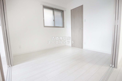 【寝室】 | Stay esaka | 明るく開放感のある居室で、自分だけのくつろぎ空間を。